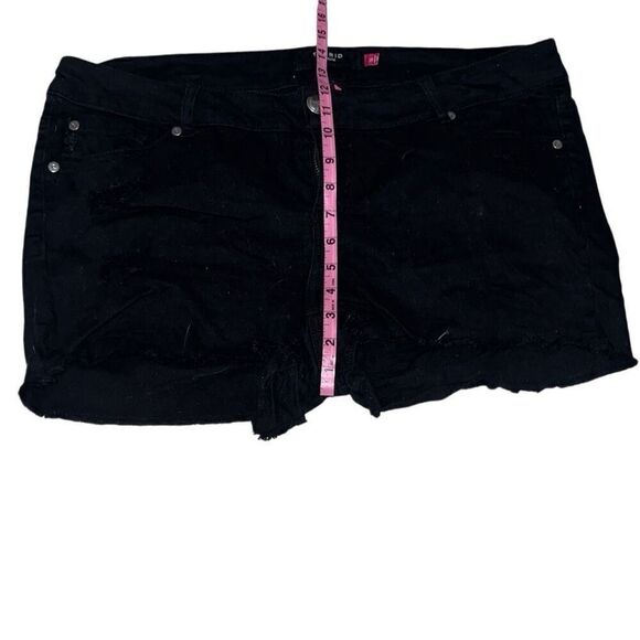 Torrid Women’s Plus Black Denim Cut-Off Distressed Jean Shorts size 16 - Picture 3 of 7